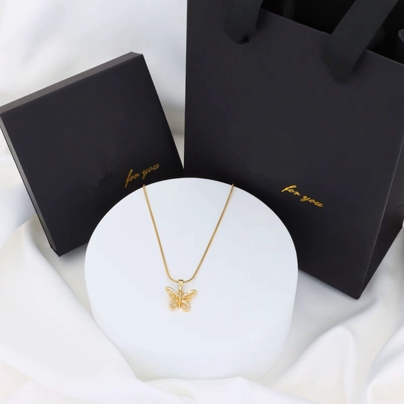 N0002 Elegant Gold Butterfly Pendant Necklace - Picture 5 of 6